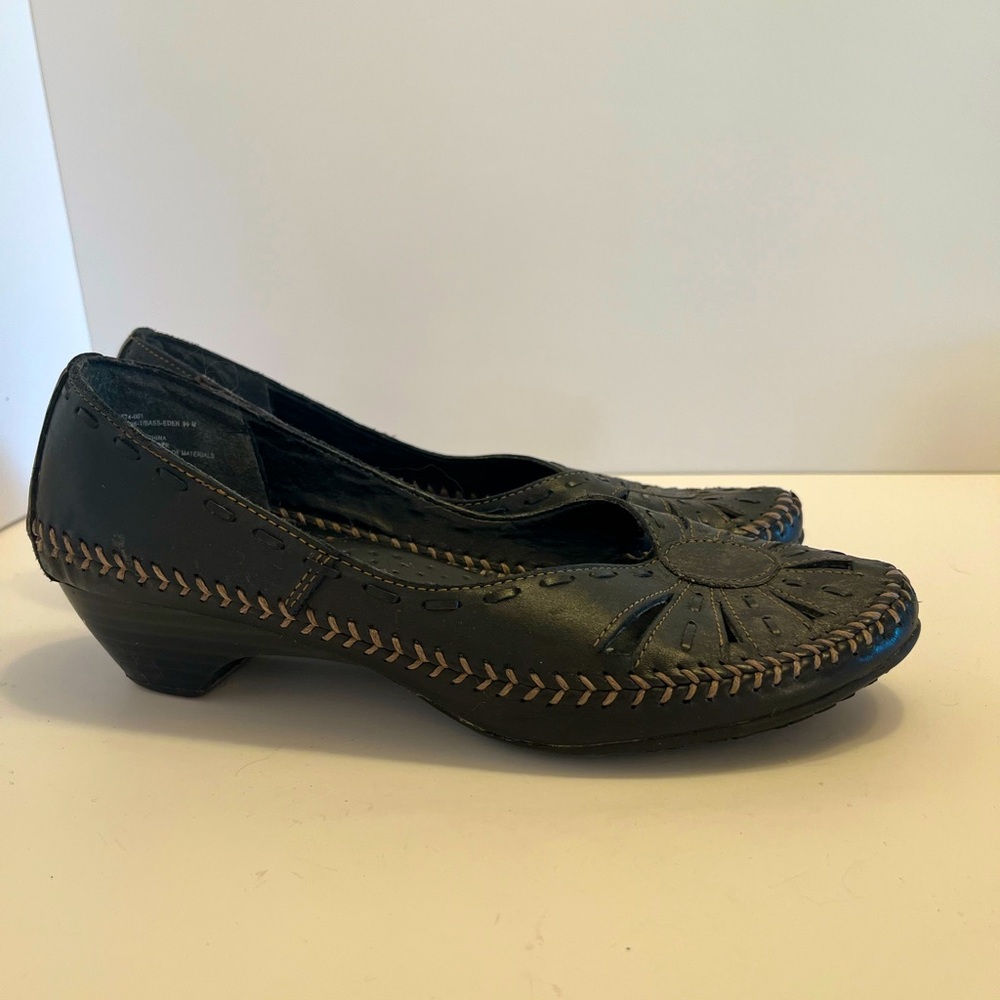 BASS leather slip ons 1.5” heel w gold thread W9.5